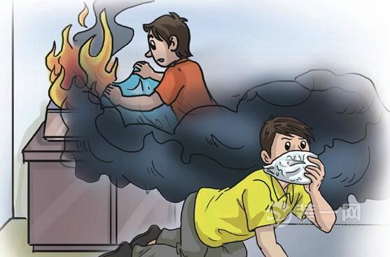 无锡市新吴区楼顶棚屋失火 隔壁两小伙及时合力扑救